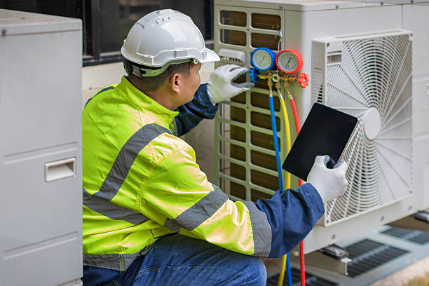 Professional Emergency Ac Repair technician working in Shelbyville, IL